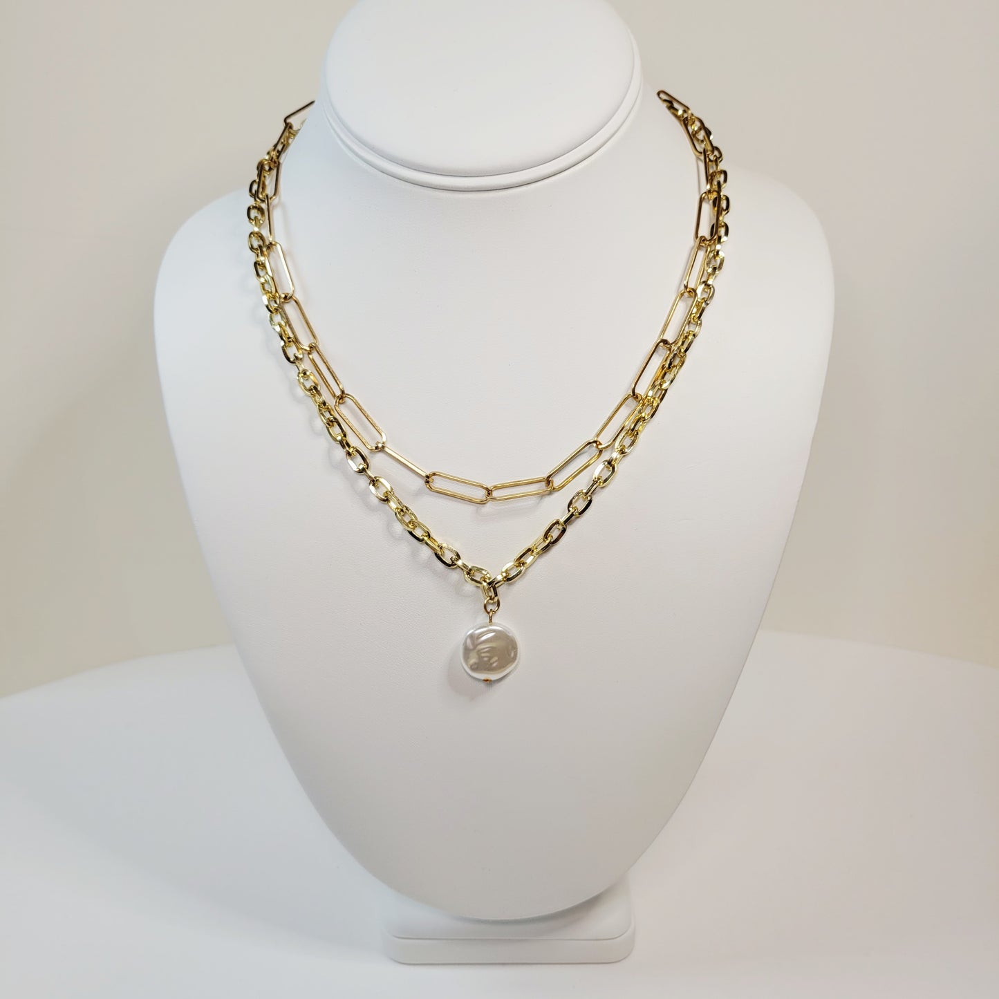 Geometric Layered Faux Pearl Necklace. Gold toned.
