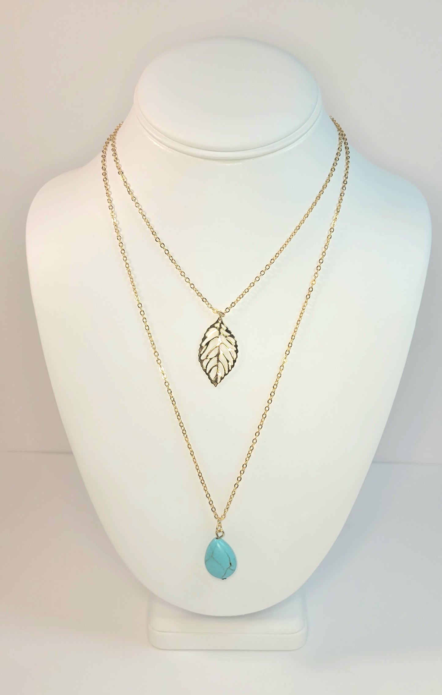 Turquoise and gold toned pendent, and stud earrings set.