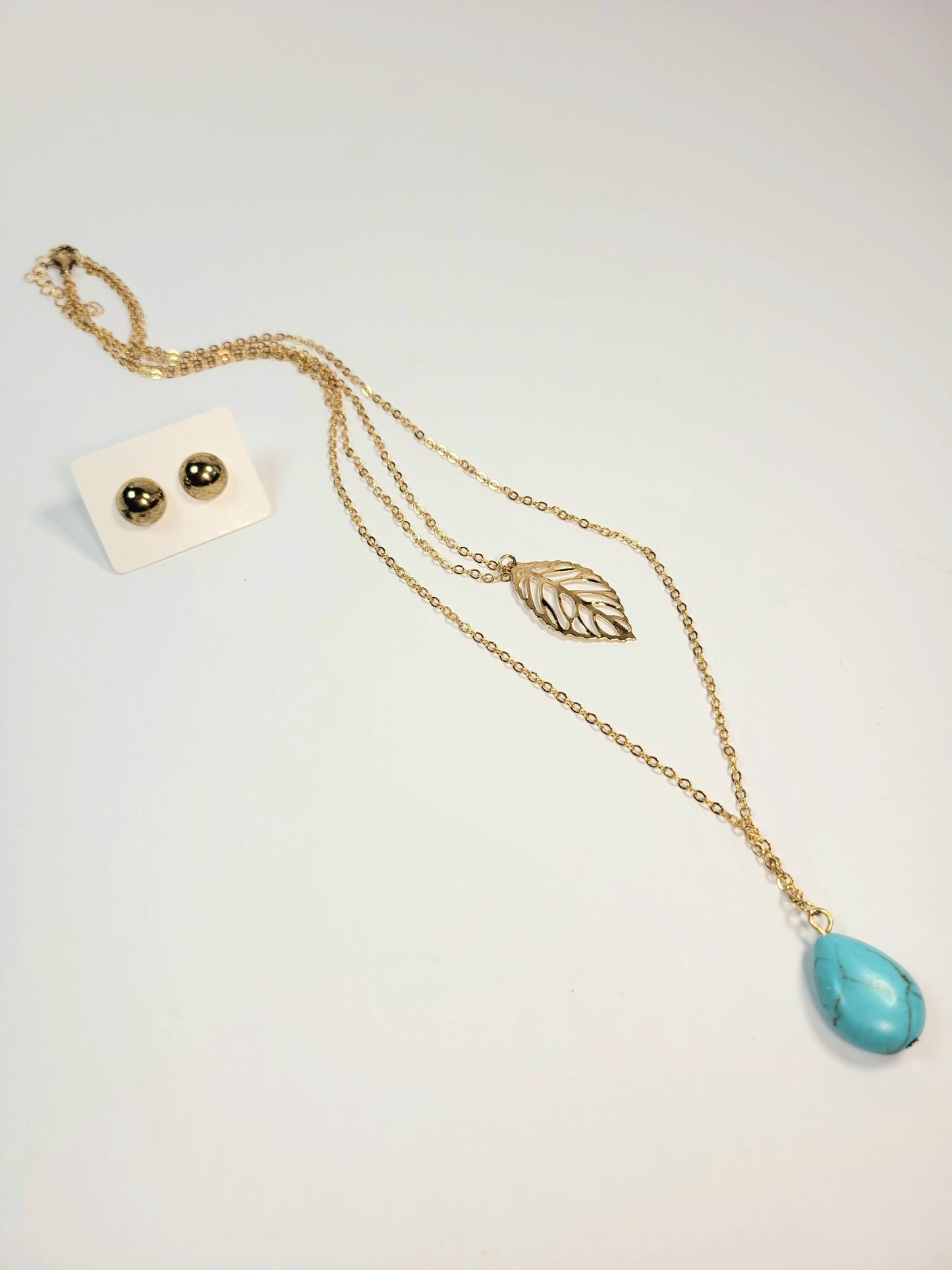 Turquoise and gold toned pendent, and stud earrings set.