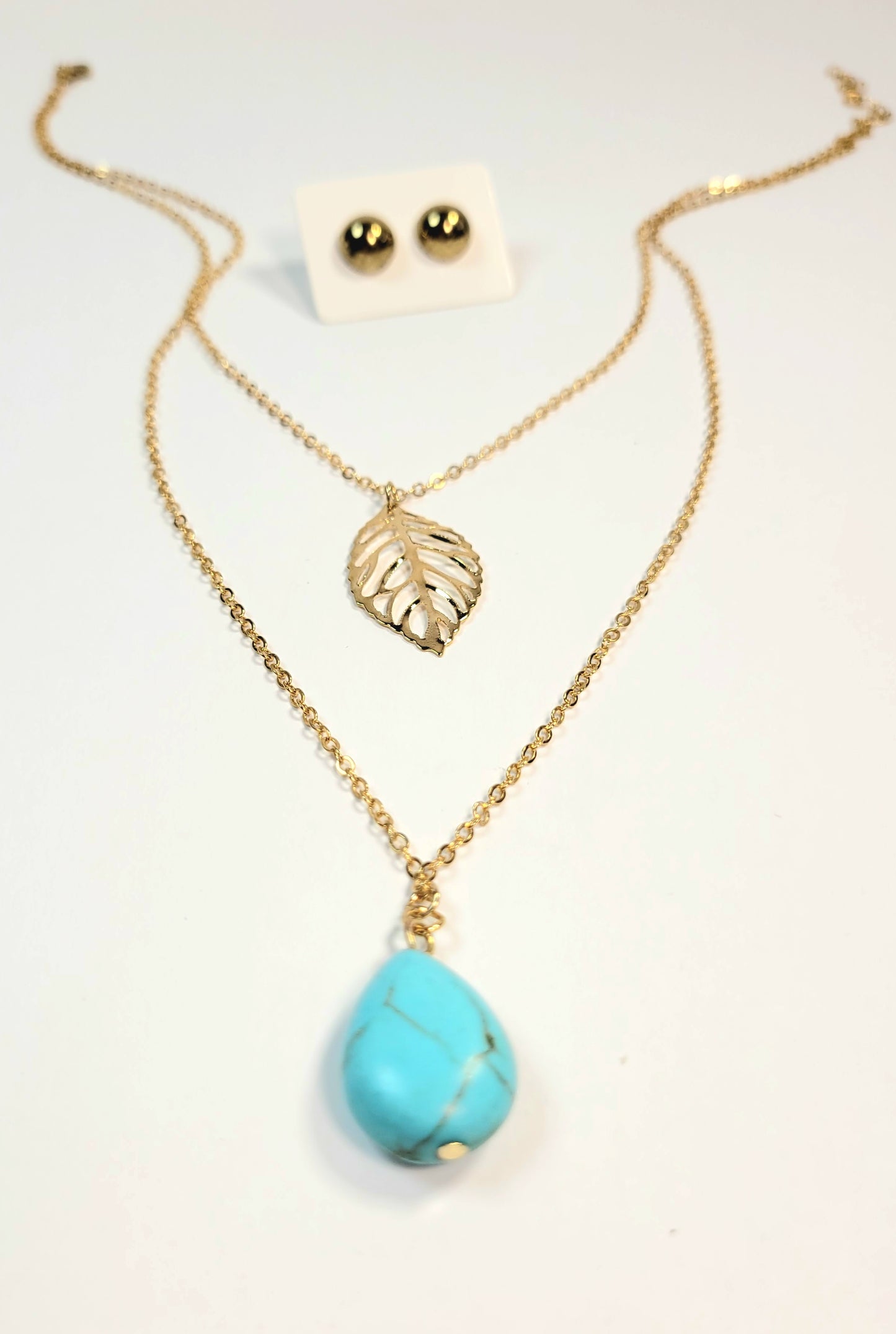 Turquoise and gold toned pendent, and stud earrings set.