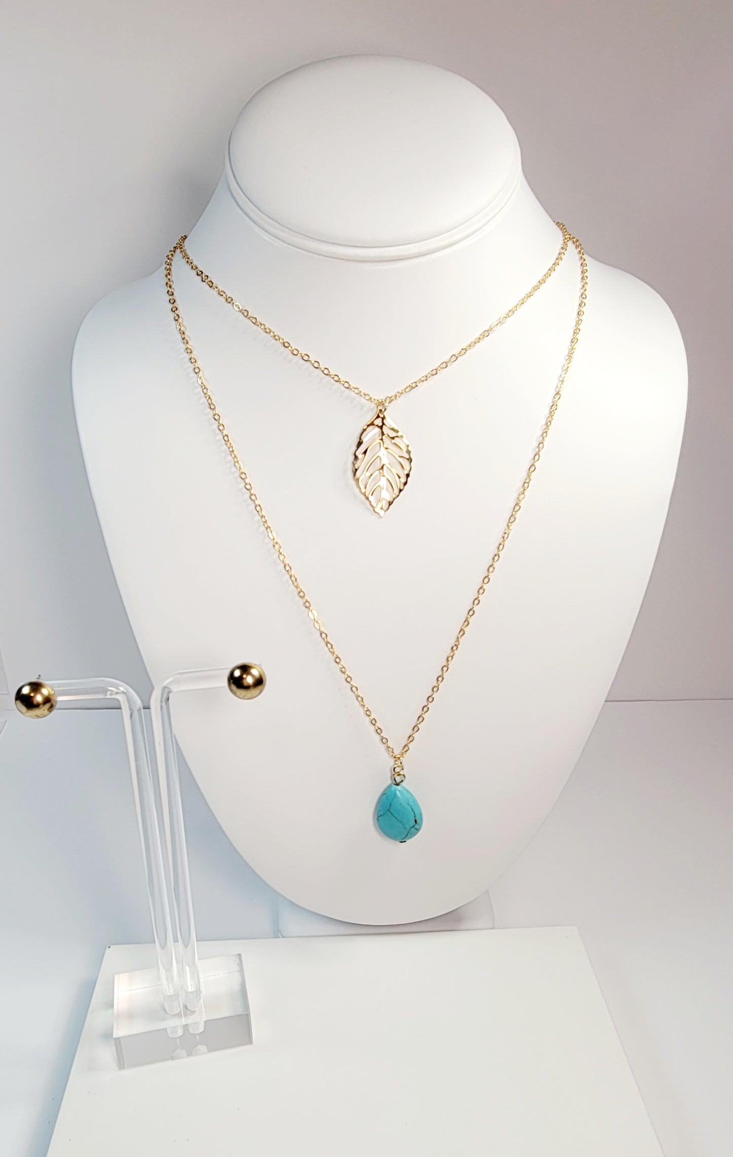 Turquoise and gold toned pendent, and stud earrings set.