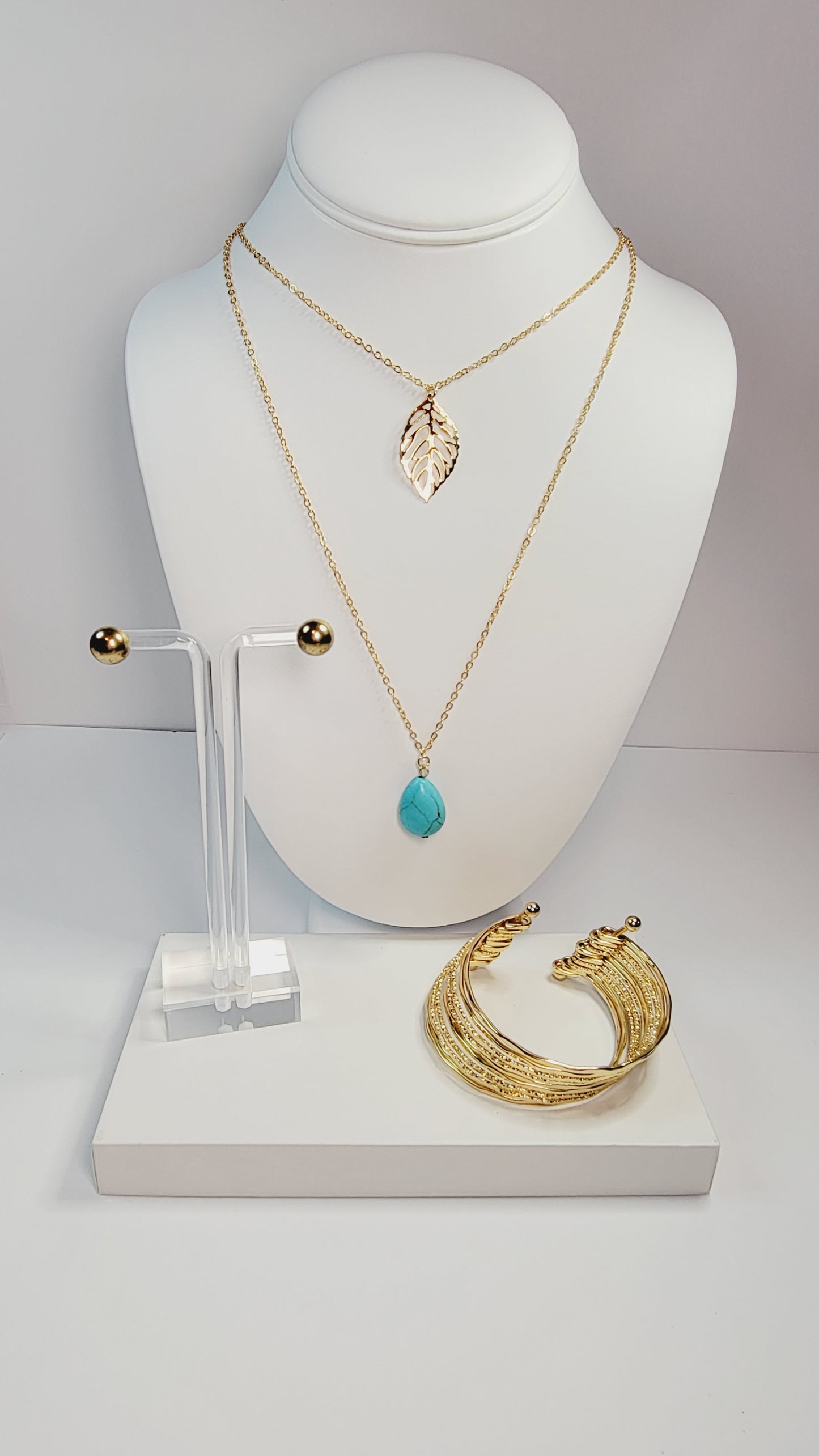 Turquoise and gold toned pendent, and stud earrings set.