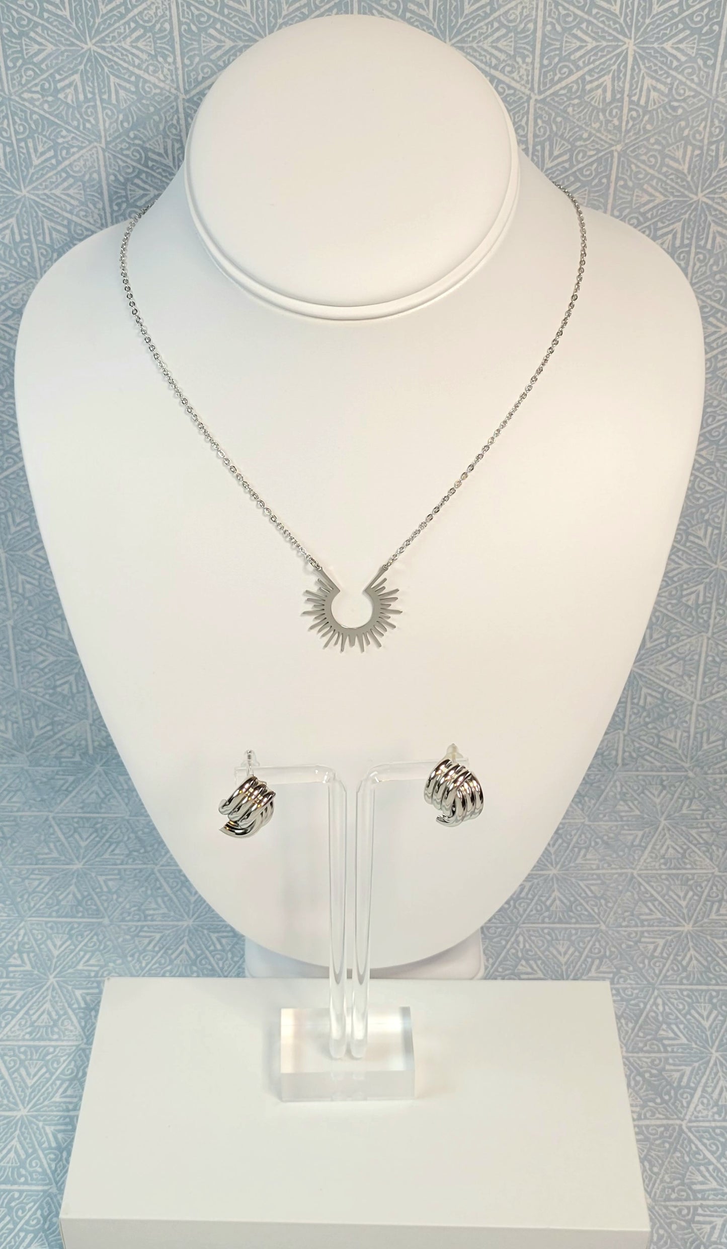 Knot Earrings. Silver or Gold.